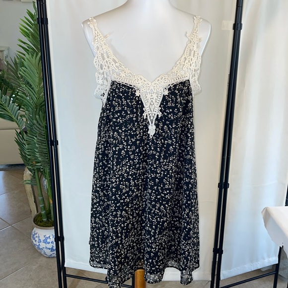 Glam Vault Black and Cream Crochet Floral Dress Size Large NWT - Picture 3 of 17